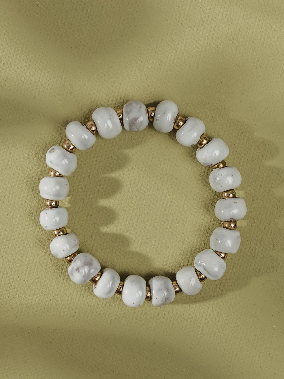 White and gold ceramic bead bracelet. 